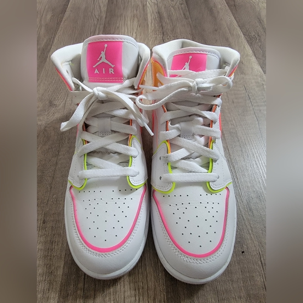 Air Jordan 1 Mid SE GS 'Edge Glow' Youth Shoes, White/Pink, CV4611-100